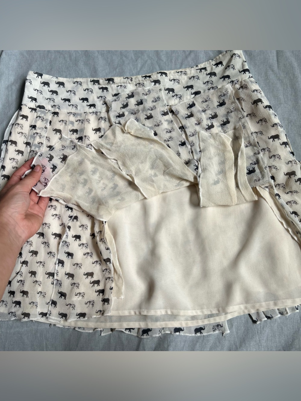 Club Monaco Silk Cream Elephant Mini Skirt - Picture 4 of 9